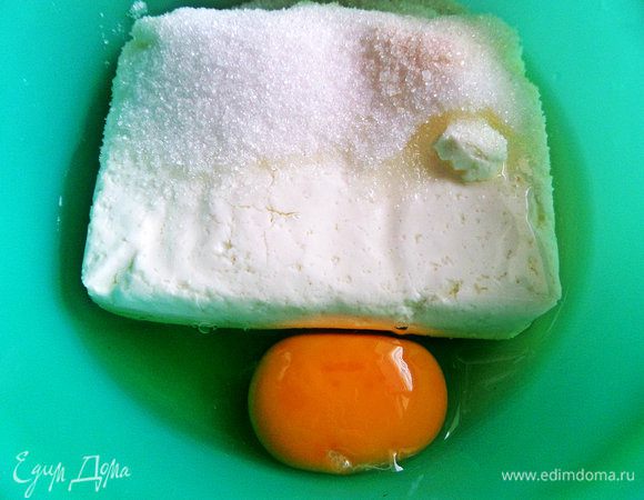 Для начинки вбиваем в пачку творога пару яиц или одно крупное. Ваниль и сахар по вкусу.