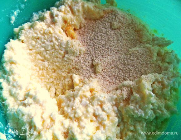 Растираем, добавляем манку.