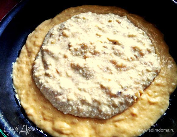 Прямо на сырой слой теста выливаем начинку. Она при нагревании будет растекаться и отодвинет тесто к краю. Если у вас форма прямоугольная или квадратная, то и начинку распределяйте соответственно форме, а не кругом.