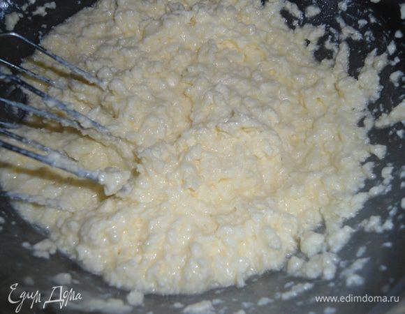 Духовку разогреть до  до 220 градусов. 
Делаем песочно-ореховое  тесто. В миске смешать размягченное сливочное масло, сахар, соль и яйца. Я воспользовалась миксером. 