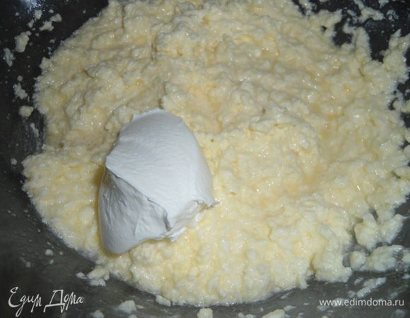 Добавить сметану, перемешать.