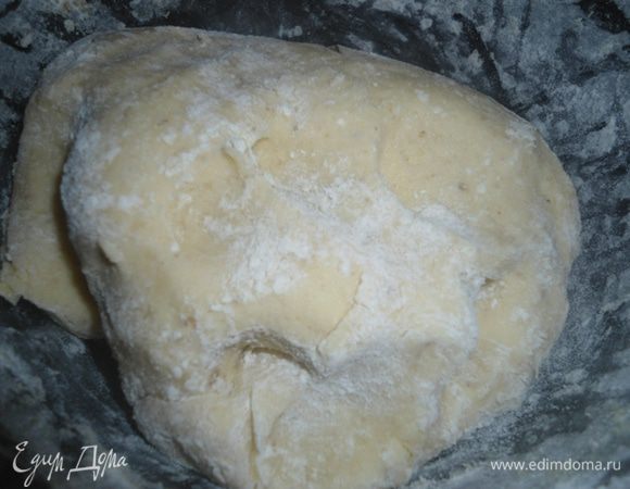 Добавить измельченные  в мелкую крошку орехи , муку и разрыхлитель.  Замесить тесто. Чем быстрее замесите, тем лучше, чтобы тесто не нагрелось от рук. Если слишком мягкое — добавьте  пару ложек муки, но все же тесто не должно быть тугим. Убираем на 15 минут в холодильник. 