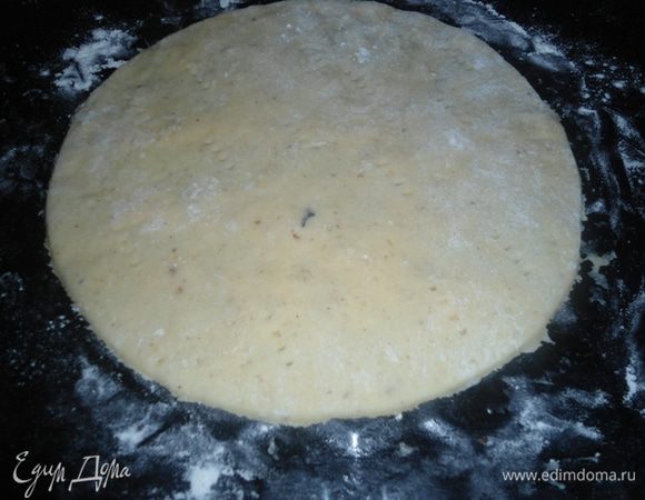 Разделить тесто на кусочки и раскатывать круги толщиной около 4-5 мм. Обрезать лишнее, я делала с помощью  формы для торта, 26 см в диаметре. Перенести тесто на противень, слегка присыпанный мукой. Наколоть вилкой и поставить выпекать около 8 минут. Коржи должны слегка подрумянится, не зажариться. И так поступаем со всеми коржами.