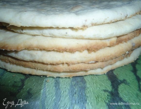 У меня вышло 8 коржей. Обрезки от коржей нам пригодятся для обсыпки торта, когда остынут, измельчите их.