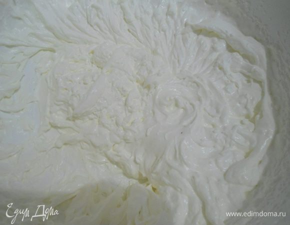 Для крема взбить охлажденные! Сливки, сметану, с добавлением сахара и ванильного  сахара по вкусу. 
