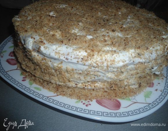 Остывшие коржи промазать  кремом ,собрать наш торт и украсить измельченной крошкой. Поставить торт в холодильник для пропитки не менее чем на 5 часов. На утро кусочек был вкуснее и мягче)