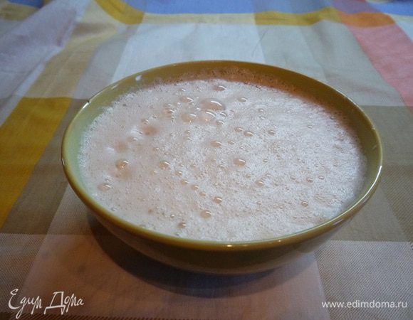 Готовим опару: теплое молоко выливаем в мисочку, добавляем дрожжи, сахар, соль, накрываем чистым полотенцем и оставляем на 10-15 минут.