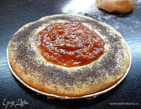 Края пирога смазываем растопленным сливочным маслом, посыпаем сахаром и маком.