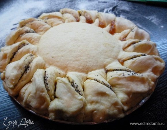 Накрываем вторым пластом теста. В центр ставим миску и от нее к краям делаем надрезы- лепестки. Каждый лепесток разворачиваем на 180 градусов в одном направлении.