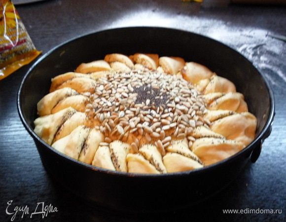 Далее застегиваем форму, накрываем пирог полотенцем, оставляем на 30 минут, чтобы он хорошо поднялся.