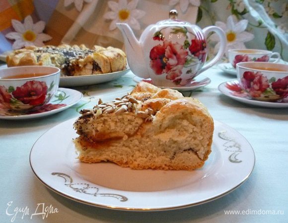 Готовый, очень вкусный и красивый пирог "Подсолнух" немного остудите и подавайте к столу на радость и удивление своим родным и близким!!!