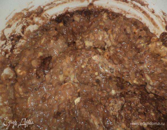 Печенье раскрошить. Перемешать с какао и сахарной пудрой. Залить молоком, добавить размягчённое сливочное масло, тщательно перемешать. Добавить поджаренный дроблёный арахис, перемешать.