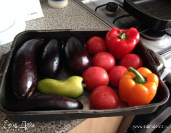 Овощи баклажаны, помидоры, болгарский перец моем, и выкладываем на противень. Ставим в духовку на какое время сказать трудно, лучше ориентироваться по самим овощам. Цель запечь, (что на мангале, что в духовке): если овощи обмякли, кожица потрескалась — все готовы пора снимать.
