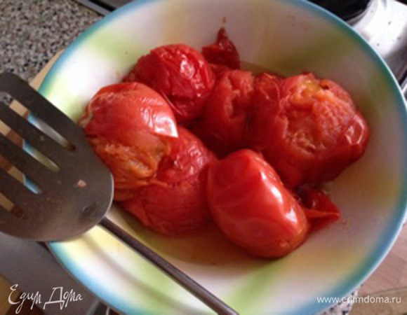 Помидоры, как правило, первыми доходят до готовности. Снимаем кожицу, обираем томленную мякоть. Лучше орудовать ножом и вилкой, чтоб руки не обжечь, все укладываем в глубокую посуду. 