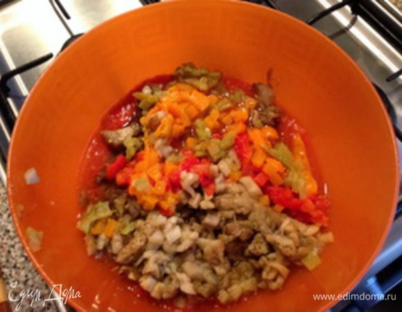 Аналогично поступаем и с баклажанами, и болгарским перцем, косточки из болгарского перца тоже удаляем тщательно (могут горчить).