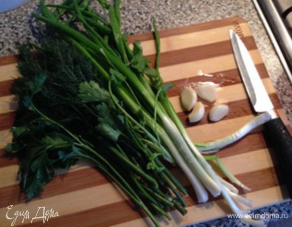 Нарезаем мелко лук, укроп, петрушку, немного кинзы (травянистая часть кориандра, употребляемая как пряность) — можно и без нее, многие эту траву не жалуют и я тоже, но ее надо совсем немного, как говорится для запаха, именно в этом салате без кинзы никак!
Добавляем несколько зубчиков чеснока, можно мелко нарезать, я пользуюсь чеснокодавилкой. Чеснока тоже много не надо, иначе перебьет вкус остальных компонентов.
