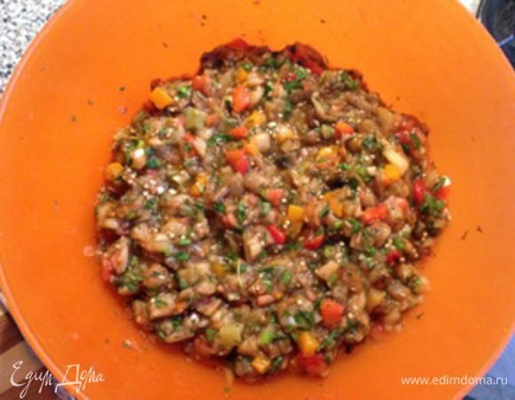 И вот все ингредиенты у нас в одной посуде остается добавить соли (каменная, не йодированная) и молотого перца (я пользуюсь смесью трех перцев – очень ароматно) — добавляем все по вкусу. Соль добавляйте постепенно, дожидайтесь пока она растворится, помешивайте до однородной массы, хотя в данном блюде лучше немного пересолить, чем недосолить —  проверено!
Даем немного настояться 5-10 минут, пусть запахи и вкус каждого продукта дополнят друг друга. 