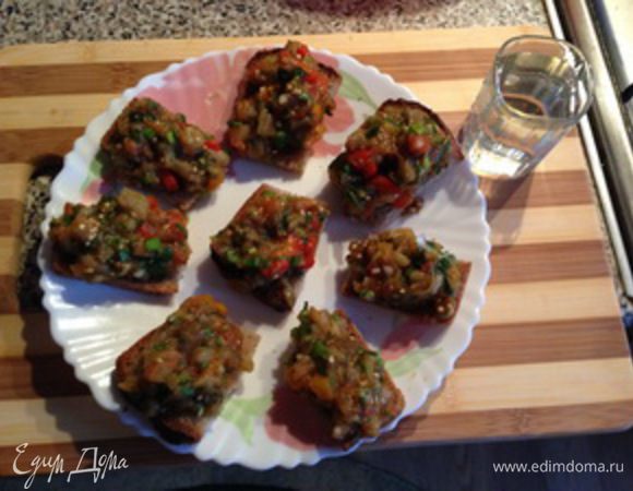 И последний шаг!
Нарезаем тонко ржаной хлеб, выкладываем «горкой» на него немного загустевший салат и подаем к столу как закуску.

Приятного аппетита!