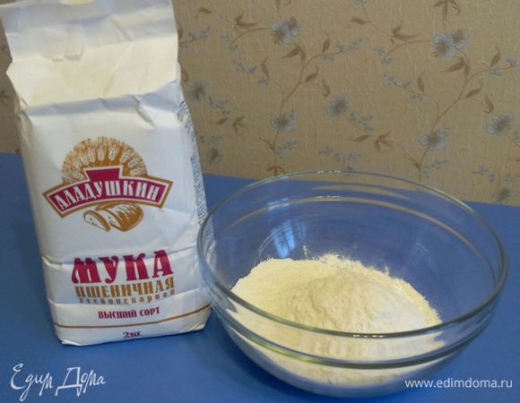 Муку просеять, смешать с дрожжами.