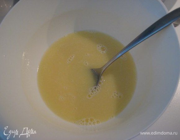 Сливочное масло растопить, смешать с теплым молоком, сахаром, ванилином и солью.