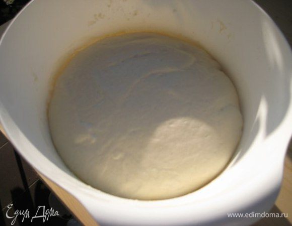 Подсыпаем муку и замешиваем мягкое и эластичное тесто. Тесто накрыть пищевой пленкой, поставить на 2 часа в теплое место.