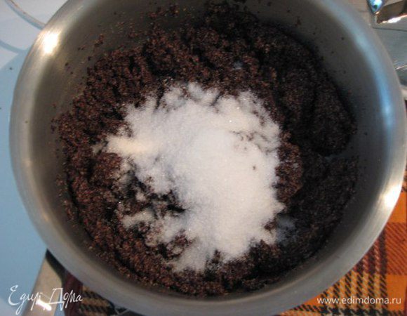 Начинка.
Мак высыпать в кастрюлю, залить водой (на 1 см выше мака). Варить на маленьком огне под крышкой 15 минут до выкипания воды. Пробить мак  блендером до побеления и пушистости, добавить щепотку соли и сахар.