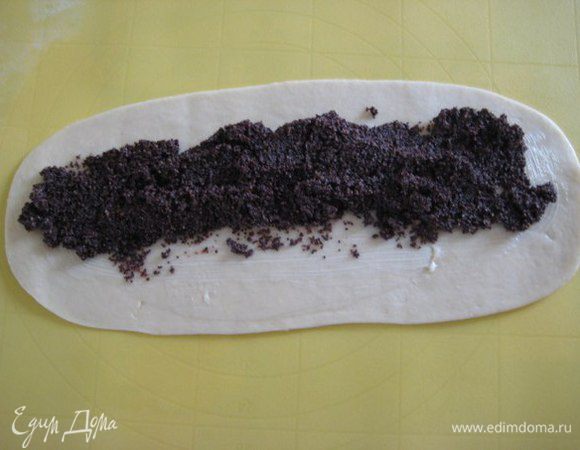 Распределить начинку по поверхности рулета, свернуть в рулет.