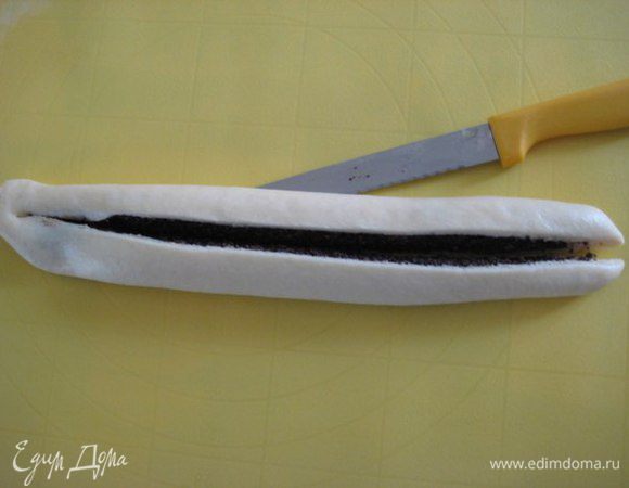 Разрезать рулет острым ножом пополам, но не до края. 