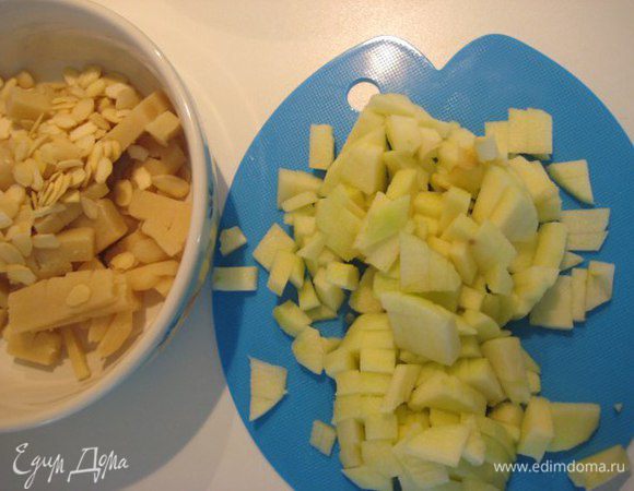 Яблоко почистить, нарезать кубиками. Порезать мелко марципан. Смешать яблоки, марципан и миндальные лепестки.