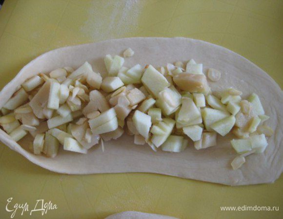 Тесто обмять, разделить на три части, каждую раскатать в полоску. Выложить начинку на серединку, свернуть в рулет.