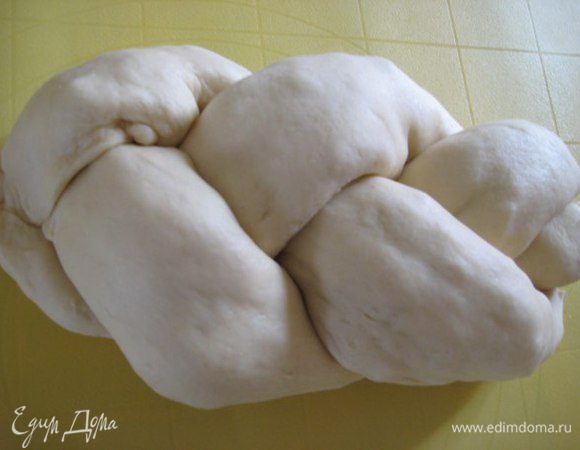 Из рулетов сплести косу. Накрыть полотенцем, оставить на полчаса. Смазать желтком, смешанным с 1 ст.л воды. Выпекать при температуре 200°С 25 минут.
