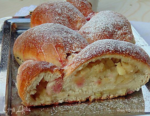 Горячую плетенку смазать вишневым сиропом.
Остывшую плетенку посыпать сахарной пудрой.
Приятного аппетита!!