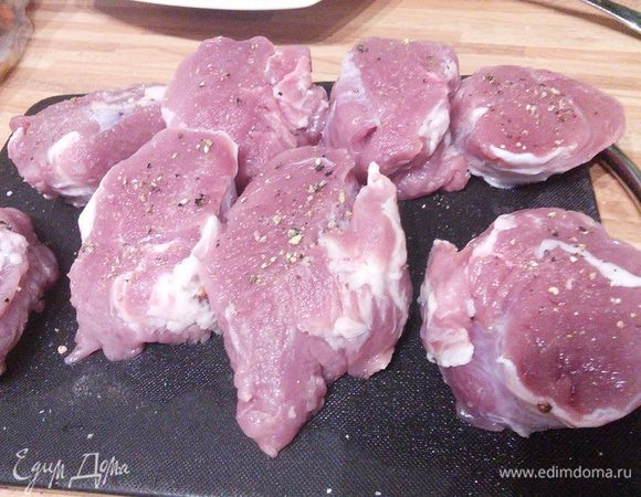 Филе свинины режем на медальоны, солим, перчим. 