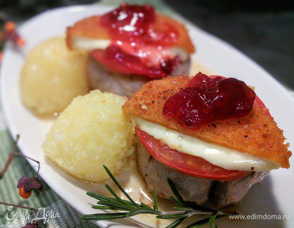 К такому запечённому камамберу со свининой идеально подходит брусничное варенье. 