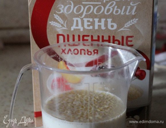 В горячее молоко насыпать хлопья и сахар, перемешать, накрыть сверху тарелкой и оставить на 3 минуты.