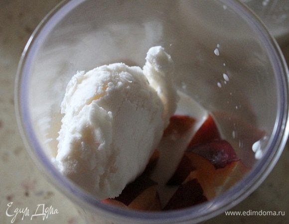 В стакан для взбивания добавить пшенные хлопья вместе с молоком, персик нарезанный кусочками и мороженое. Взбить все вместе до однородной массы погружным блендером.