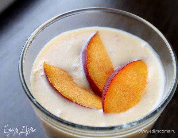 Перелить в стакан, украсить дольками персиков и сразу подавать. Приятного аппетита и солнечного настроения!