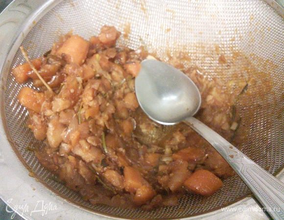 В конце этого процесса нужно вынуть мясо на тарелку, а соус и овощи переложить в сито. Протереть овощи через сито (не все, только то количество, которое загустит соус) и можно добавить в соус сливки и уварить, а я оставила соус как есть. 