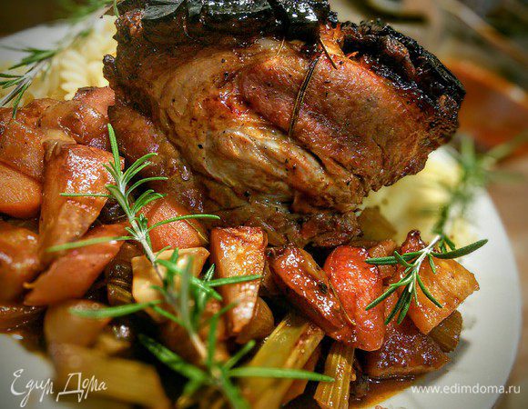 Сделать сироп из мёда и воды и обильно смазать им корочку. Вернуть мясо в духовку, увеличить нагрев до 200°С и запекать ещё в течении 10 мин до золотистой корочки. 
