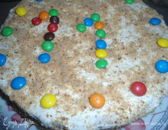 Или украсить по вашему желанию. Мой именинник захотел, чтобы на нем были эти конфетки.