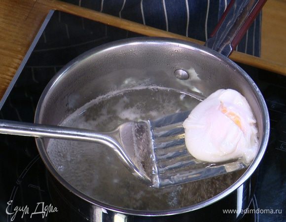 Приготовить яйца пашот: в небольшой кастрюле вскипятить воду, добавить уксус, с помощью венчика сделать маленький водоворот и в центр воронки вылить яйцо. Убавить огонь и варить 2–3 минуты, затем шумовкой выложить яйцо на бумажное полотенце. Так же приготовить второе яйцо.