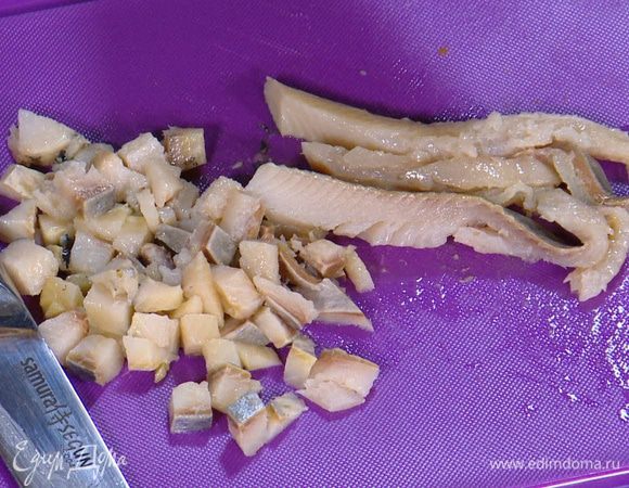 Филе сельди, яблоко и огурец нарезать маленькими кубиками.