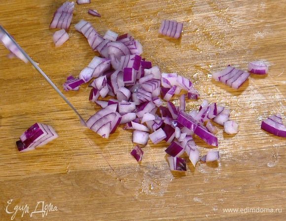 Лук почистить и мелко порубить.