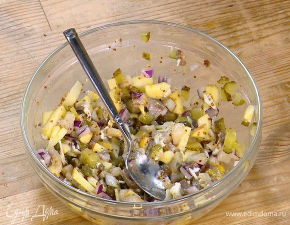 Сельдь соединить с яблоком, огурцом, луком и каперсами, добавить горчицу и мед, посолить, поперчить, затем выложить в начинку одно яйцо пашот и все вымешать.