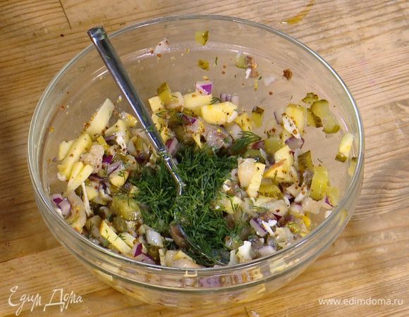 Укроп мелко порубить (пару веточек оставить для украшения), добавить к сельди с яблоком и огурцом, все перемешать.