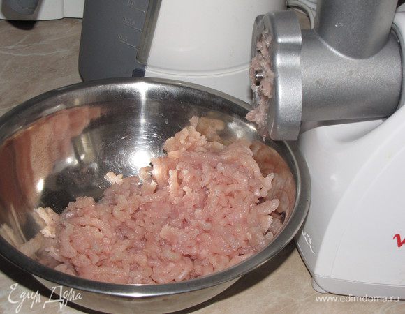 Куриное филе прокрутить на мясорубке.