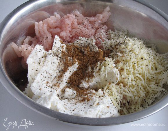 Добавить рикотту, твердый сыр, натертый на мелкой терке, специи.