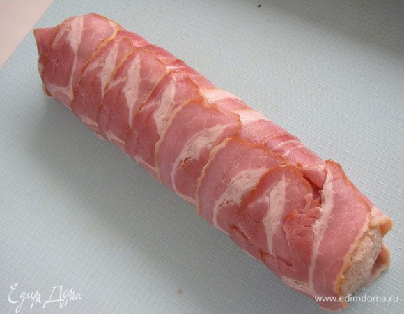 Закрыть фарш со всех сторон беконом.