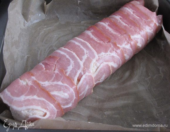 Выложить рулет в противень, застеленный пергаментом, швом вниз.