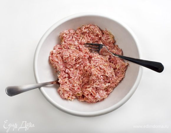 Фарш индейки перемешать с натертым пармезаном, панировочными сухарями и 2 столовыми ложками майонеза.